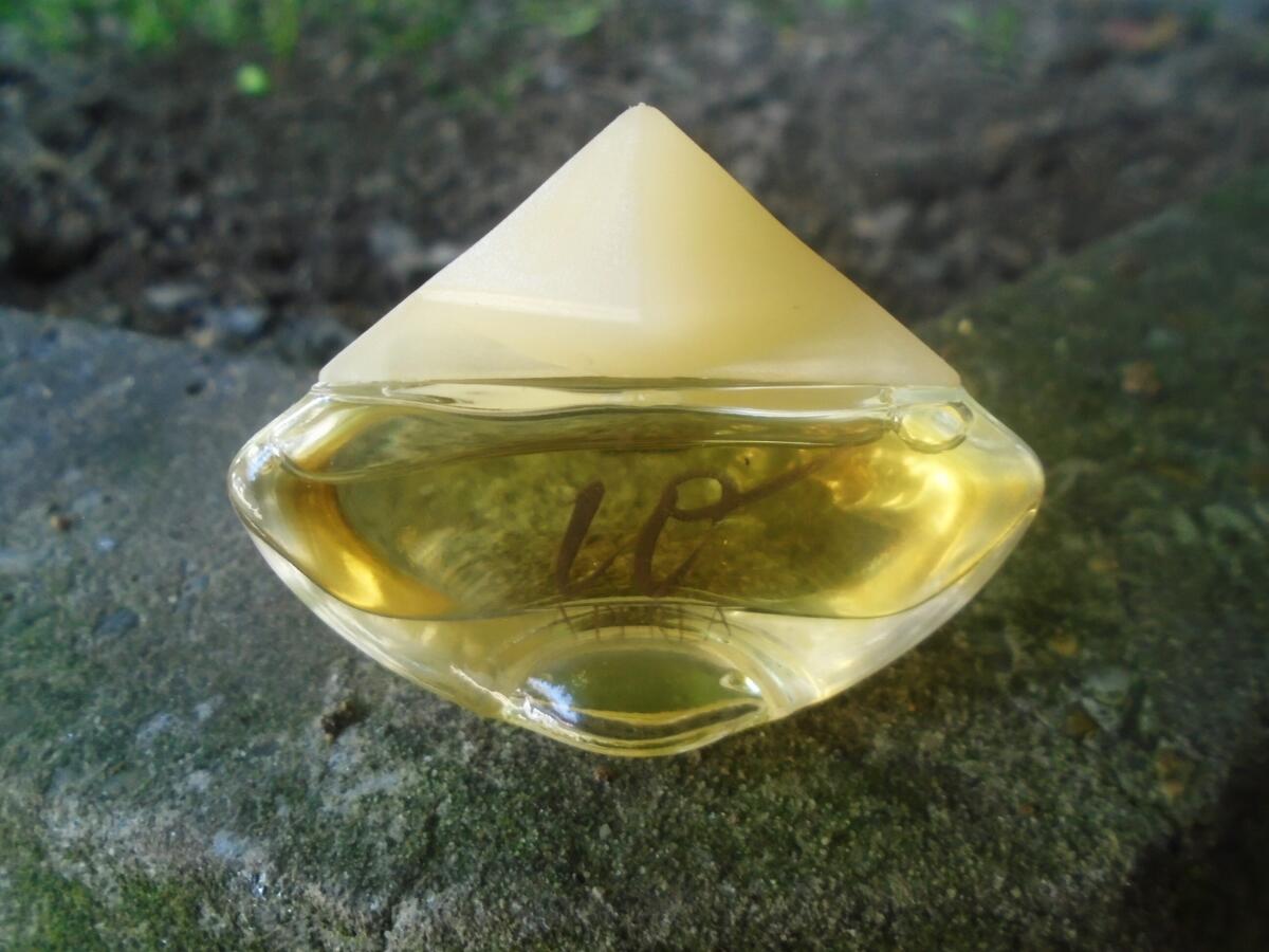 عطر ادکلن ایو لا پرلا - Io La Perla - بررسی، قیمت و خرید