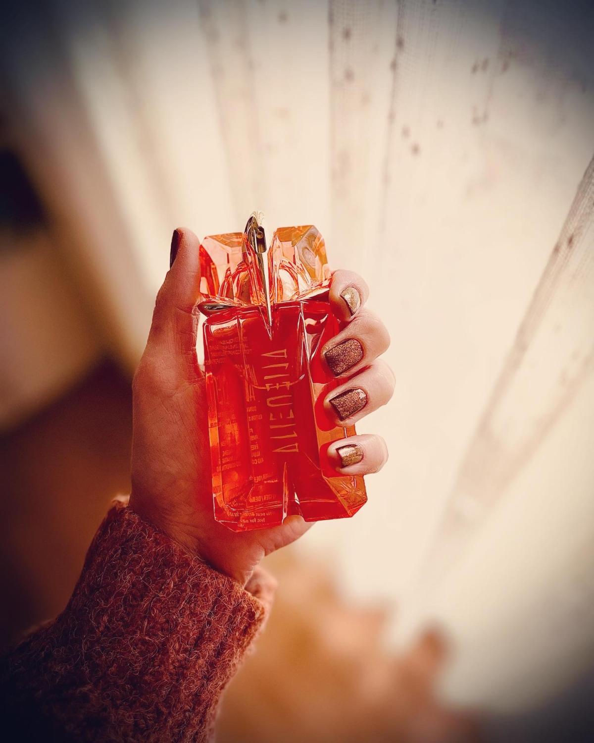 عطر ادکلن الین سانسنس ادیشن سفیر سولیل ماگلر - Alien Sunessence Edition Saphir Soleil Mugler - بررسی، قیمت و خرید