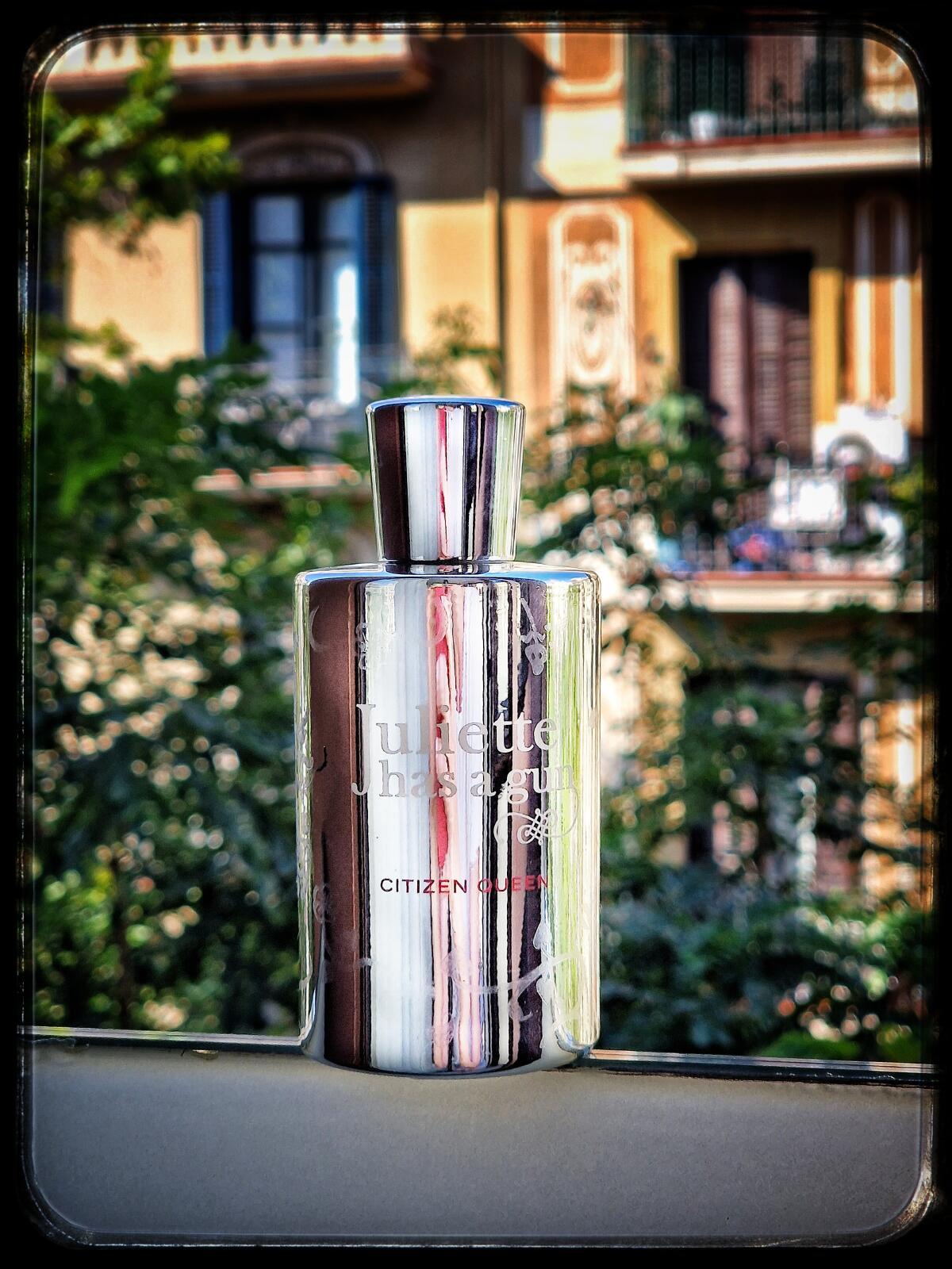عطر ادکلن سیتیزن کویین ژولیت هز اِ گان - Citizen Queen Juliette Has A Gun - بررسی، قیمت و خرید