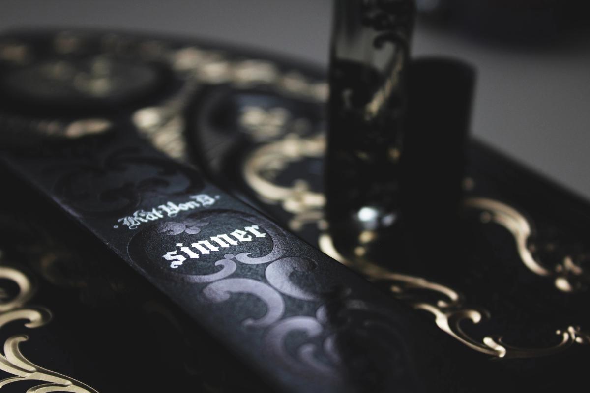 عطر ادکلن سینر کَت وُن دی - Sinner (2017) Kat Von D - بررسی، قیمت و خرید