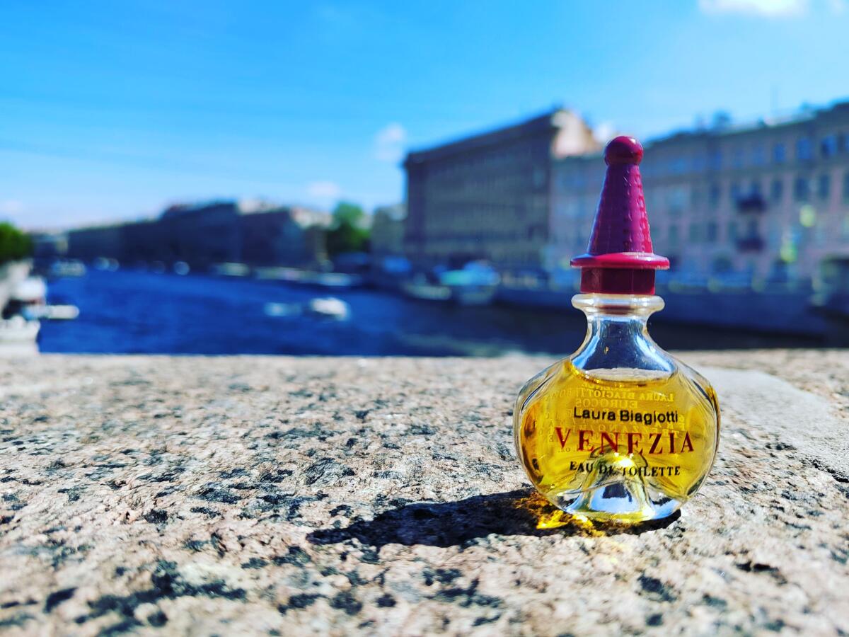 عطر ادکلن ونیز لورا بیجیو - Venezia Laura Biagiotti - بررسی، قیمت و خرید