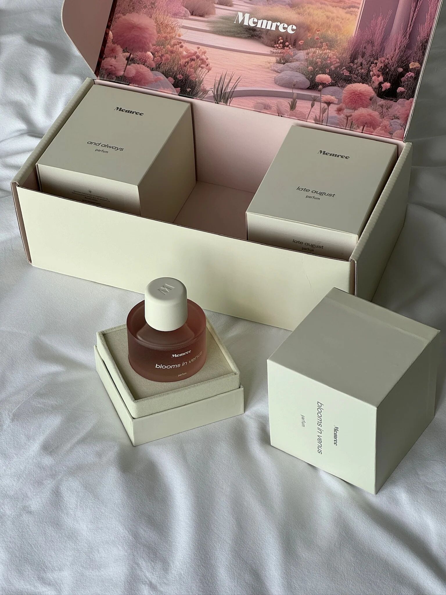 عطر ادکلن بلومز این وینوس ممری - Blooms in Venus Memree - بررسی، قیمت و خرید