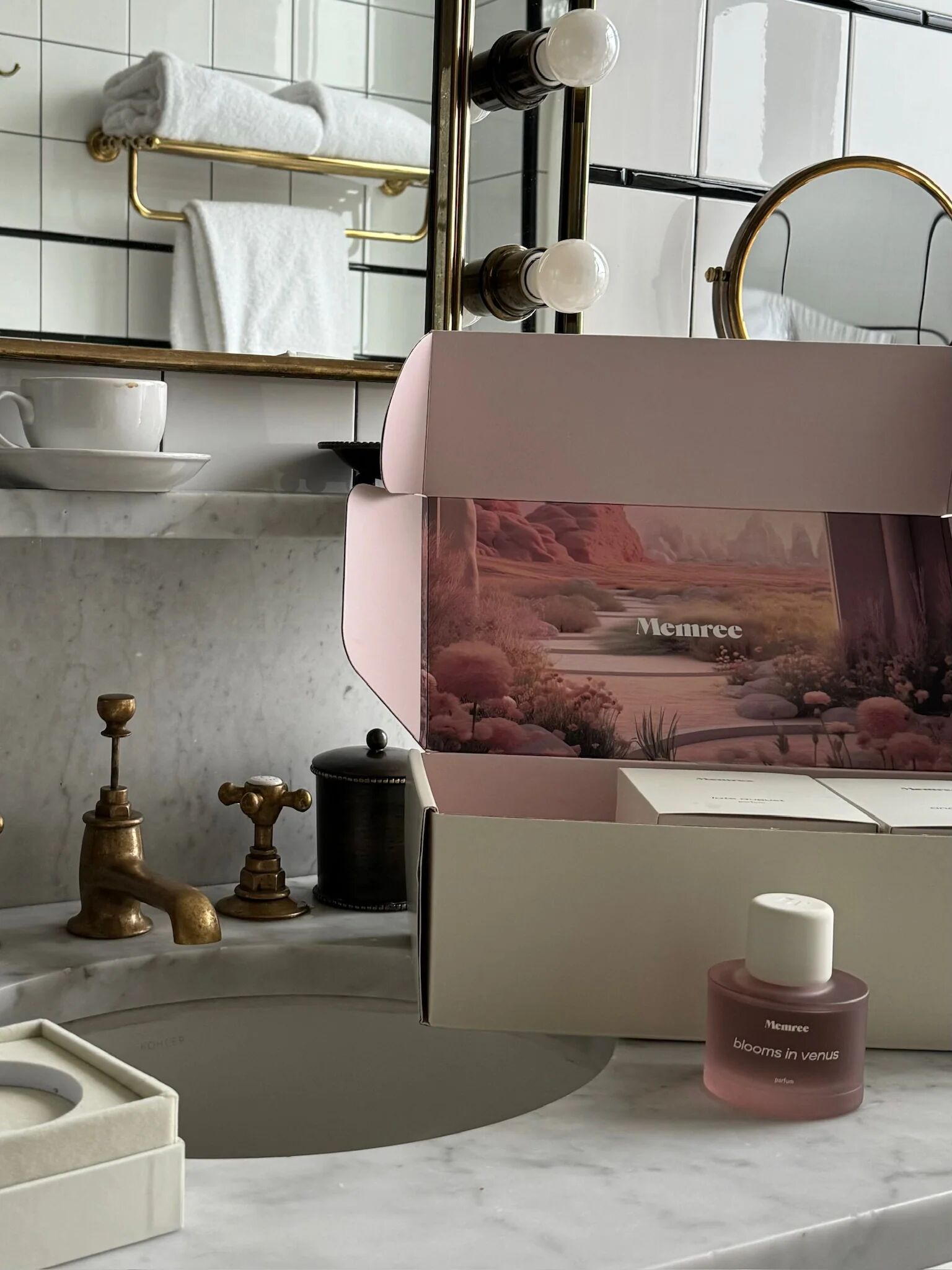 عطر ادکلن بلومز این وینوس ممری - Blooms in Venus Memree - بررسی، قیمت و خرید
