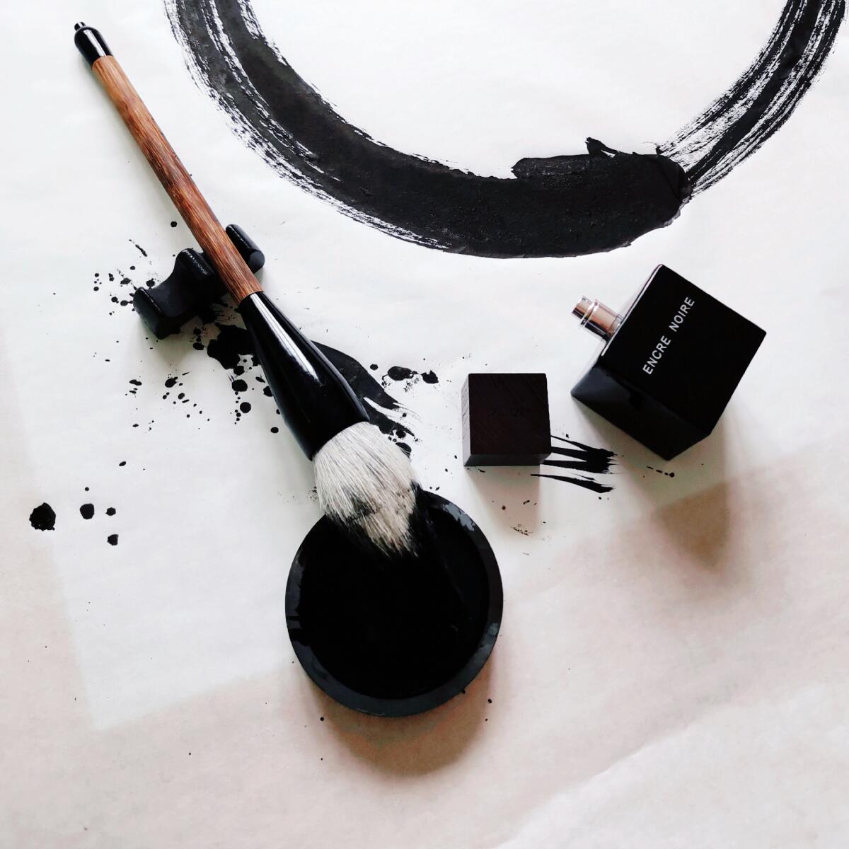 عطر ادکلن آنکر نوآر لالیک - Encre Noire Lalique - بررسی، قیمت و خرید