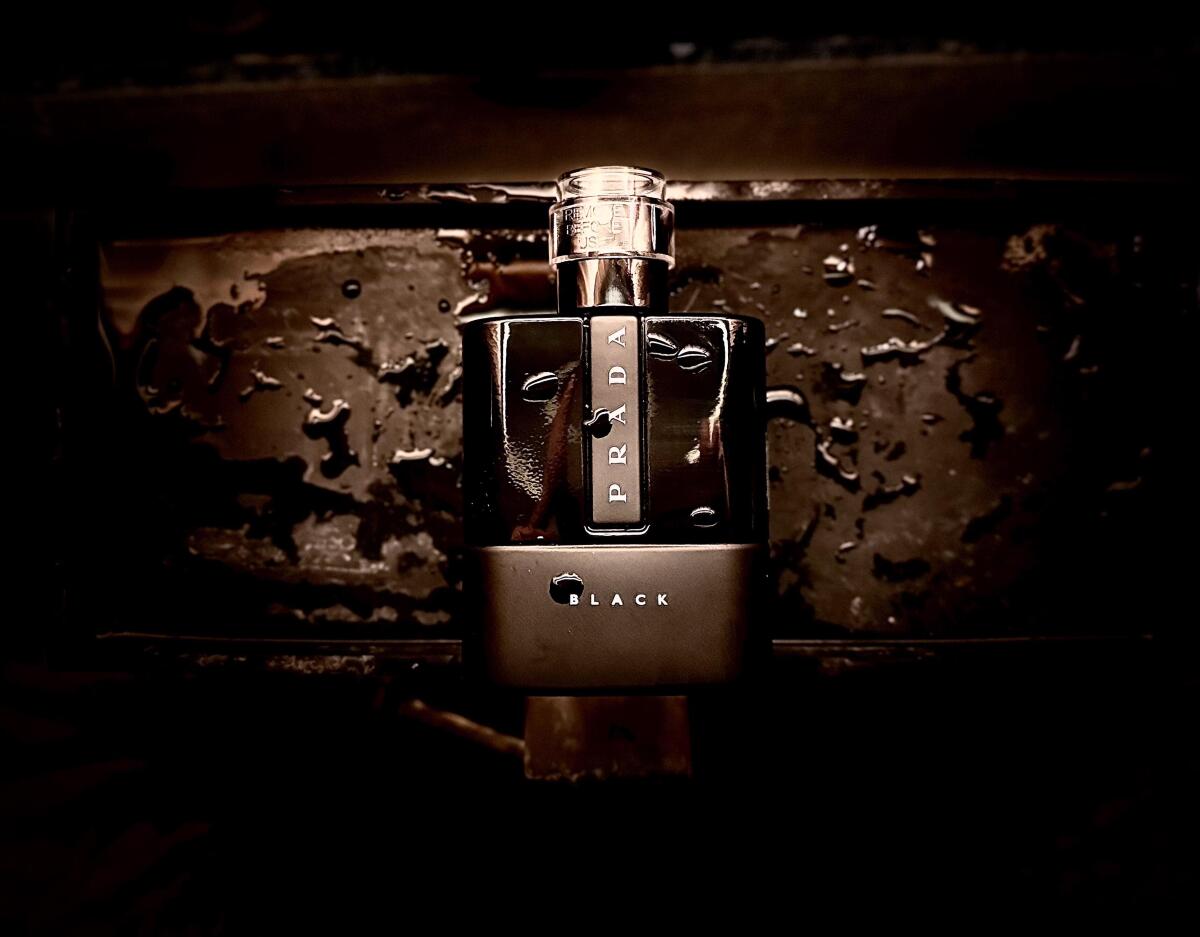 عطر ادکلن لونا روسا بلَک پرادا - Luna Rossa Black Prada - بررسی، قیمت و خرید