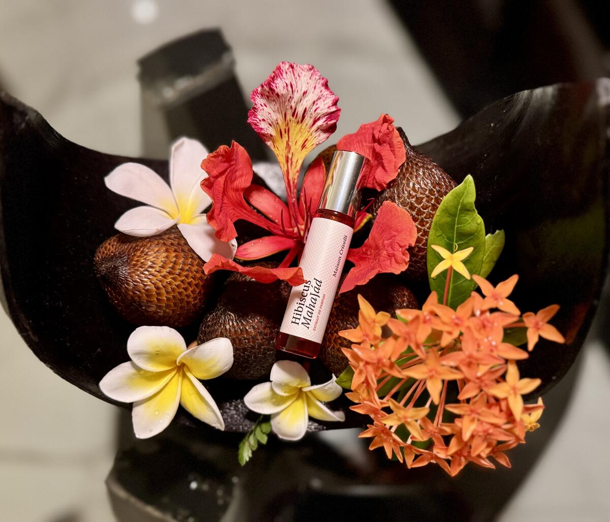 عطر ادکلن حیبیسکوس مهاجاد مزان کریوی - Hibiscus Mahajád Maison Crivelli - بررسی، قیمت و خرید