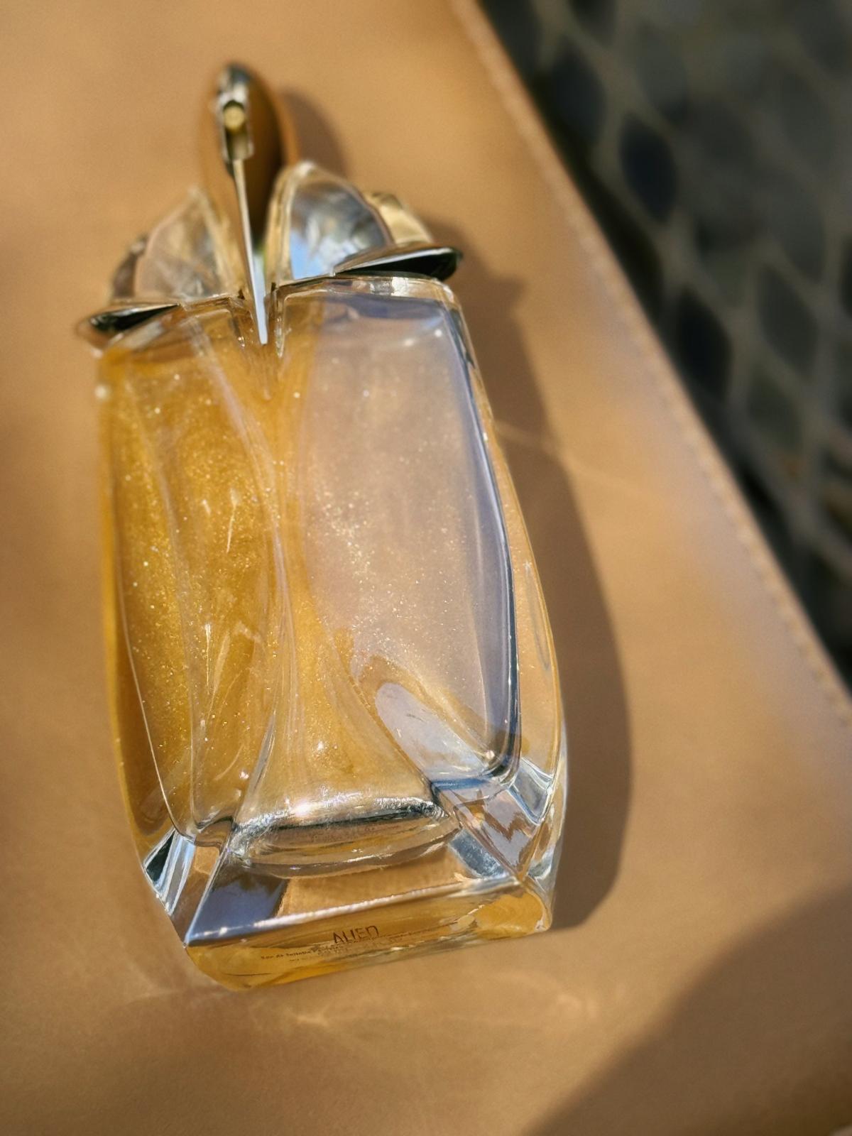 عطر ادکلن اَلین اُ اکستروردینِر گُلد شیمِر موگلر - Alien Eau Extraordinaire Gold Shimmer Mugler - بررسی، قیمت و خرید