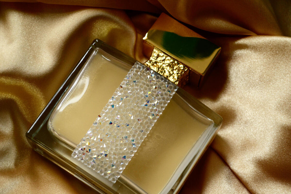 عطر ادکلن یالانگ این گلد میکالف - Ylang in Gold M. Micallef - بررسی، قیمت و خرید