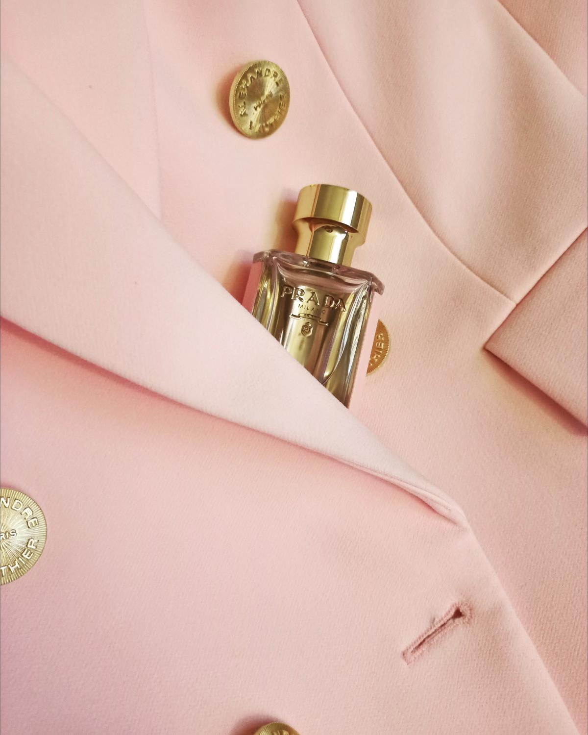 عطر ادکلن پرادا لا فم لو پرادا - Prada La Femme L'Eau Prada - بررسی، قیمت و خرید