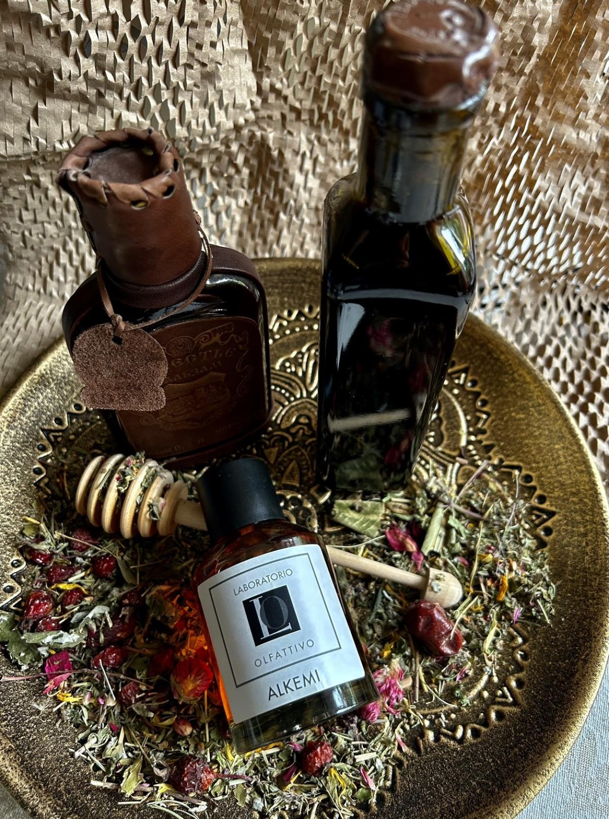 عطر ادکلن آلکِمی لابوراتوریو اولفاتیوو - Alkemi Laboratorio Olfattivo - بررسی، قیمت و خرید