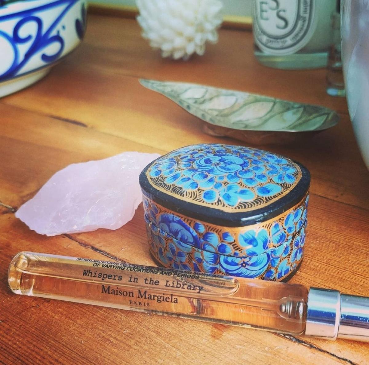 عطر ادکلن ویسپِرز این دِ لایبرِری مِیزون مارتین مارجلا - Whispers in the Library Maison Martin Margiela - بررسی، قیمت و خرید