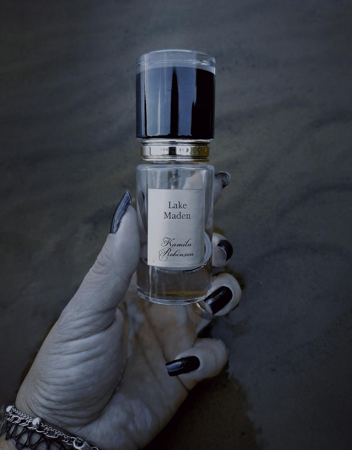 عطر ادکلن لیک مادِن کاملا رابینسون - Lake Maden (Дева Озера) Kamila Robinson - بررسی، قیمت و خرید