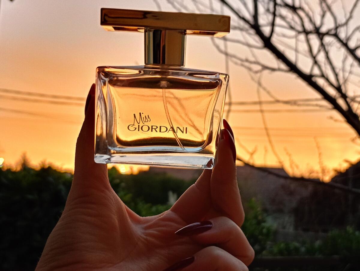 عطر ادکلن میس جوردانی اوریفلیم - Miss Giordani Oriflame - بررسی، قیمت و خرید