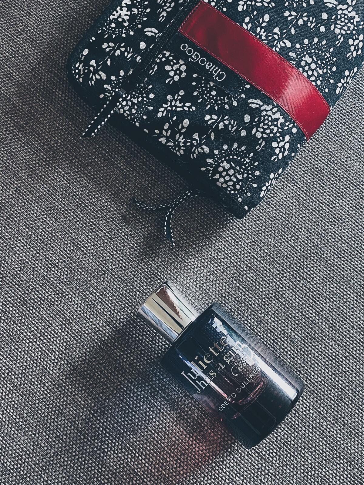عطر ادکلن اود تو دالنس ژولیت هز ا گان - Ode To Dullness Juliette Has A Gun - بررسی، قیمت و خرید
