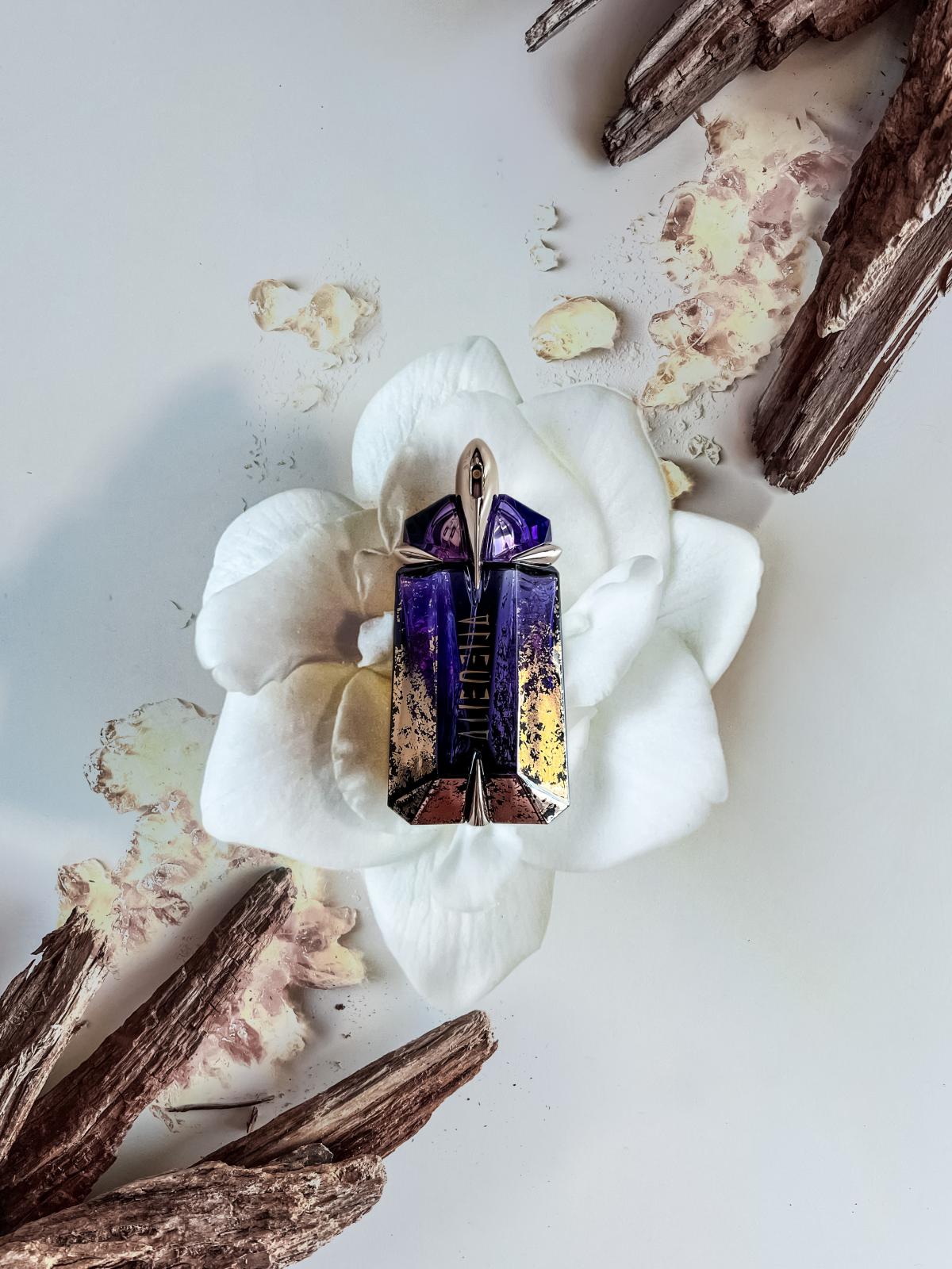 عطر ادکلن «اِیلیِن دیوایْن اُرنِمِنتِیشِنز» موگلر - Alien Divine Ornamentations Mugler - بررسی، قیمت و خرید