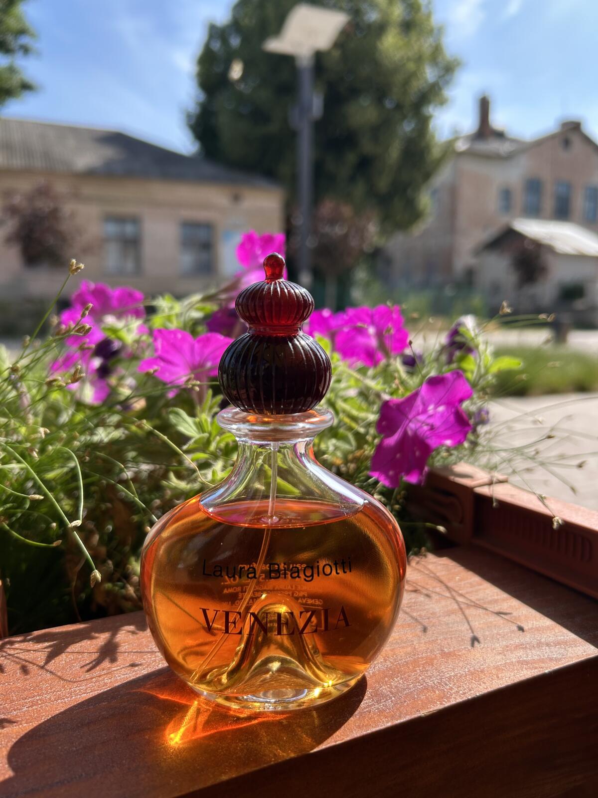 عطر ادکلن ونیز ۲۰۱۱ لورا بیاجوتی - Venezia 2011 Laura Biagiotti - بررسی، قیمت و خرید