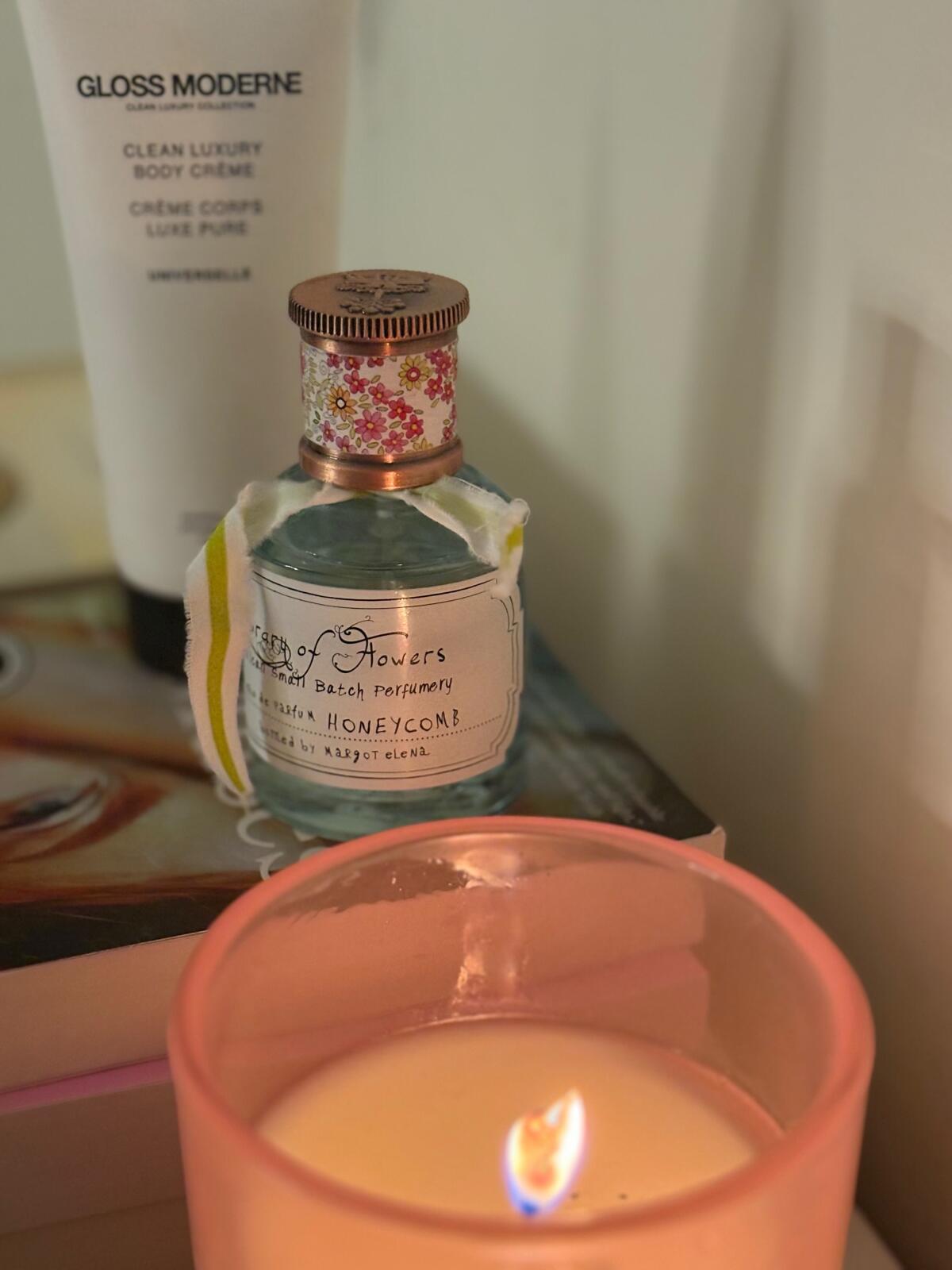 عطر ادکلن هانی‌کام لایبرری آو فلاورز - Honeycomb Library of Flowers - بررسی، قیمت و خرید
