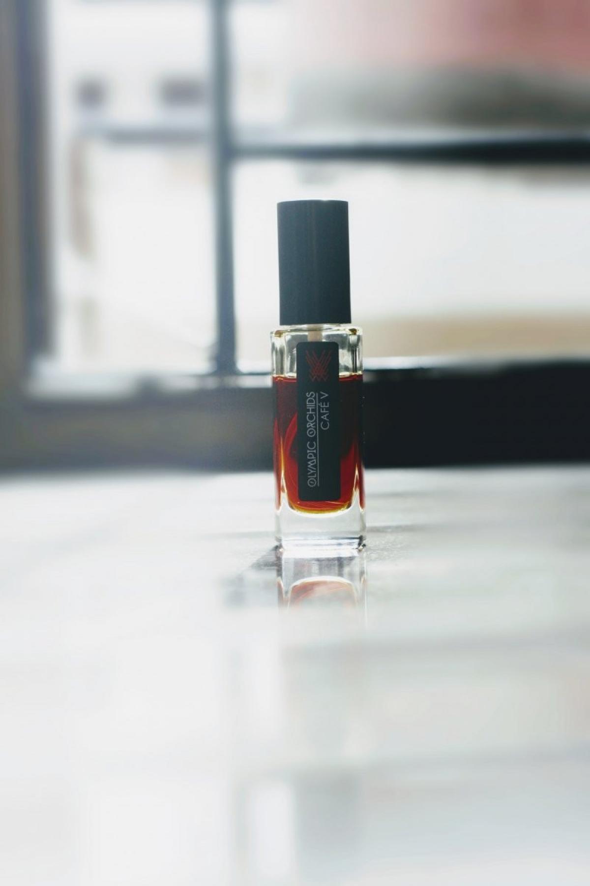 عطر ادکلن کافه وی اولیمپیک ارکیدز آرتیسان پرفیومز - Café V Olympic Orchids Artisan Perfumes - بررسی، قیمت و خرید
