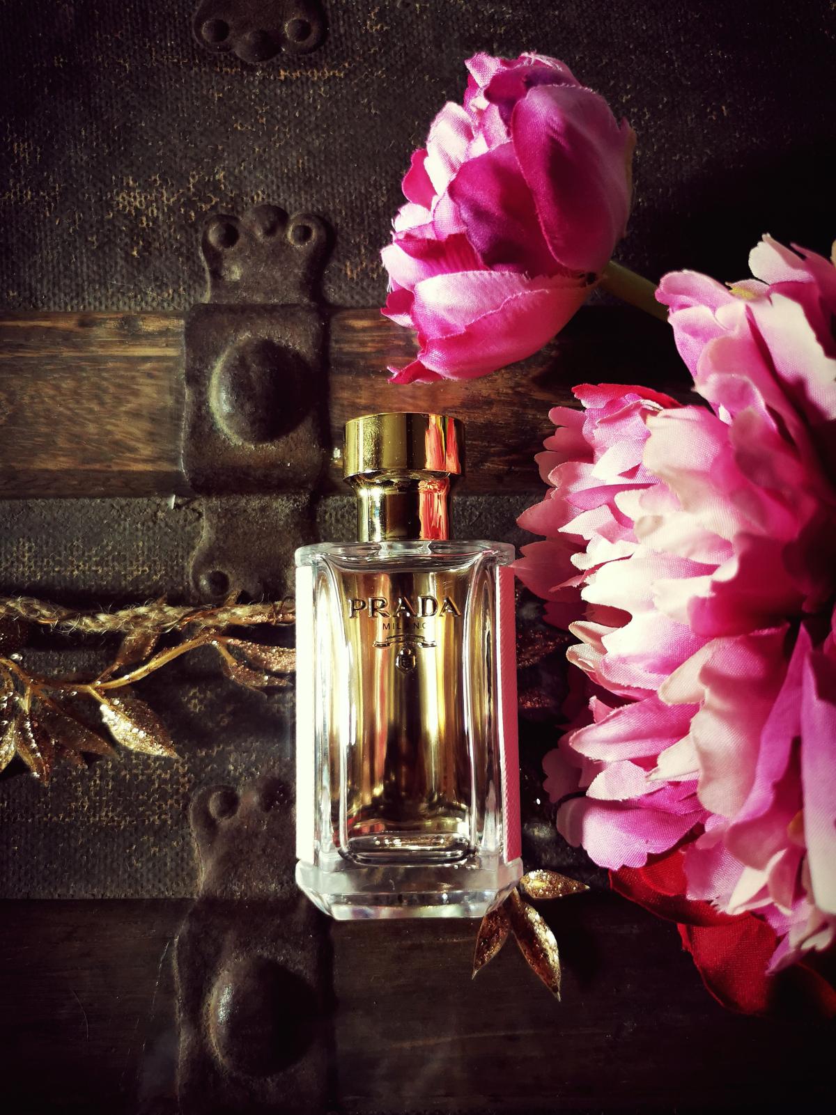 عطر ادکلن پرادا لا فم لو پرادا - Prada La Femme L'Eau Prada - بررسی، قیمت و خرید