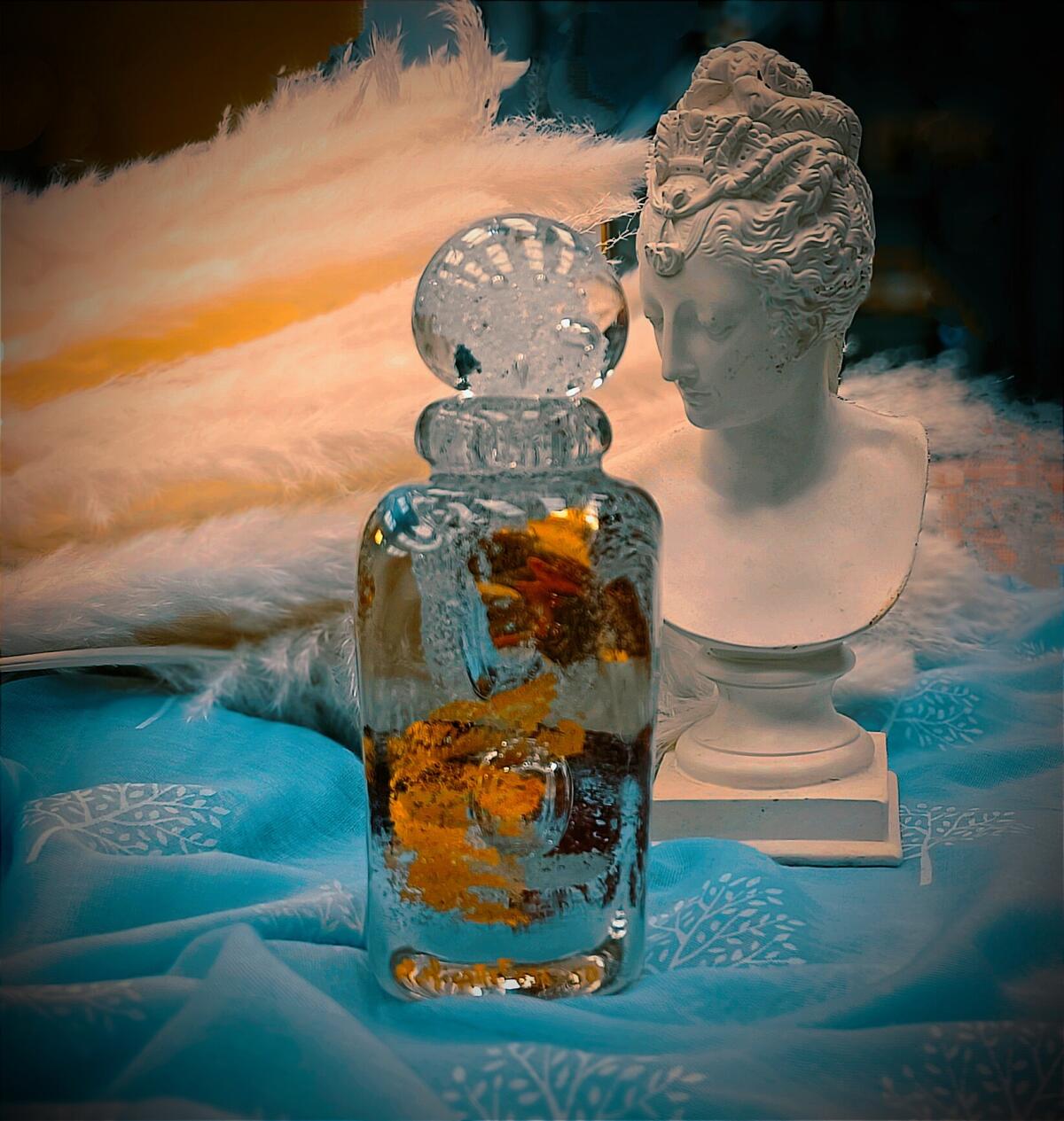 عطر ادکلن یالانگ این گلد میکالف - Ylang in Gold M. Micallef - بررسی، قیمت و خرید