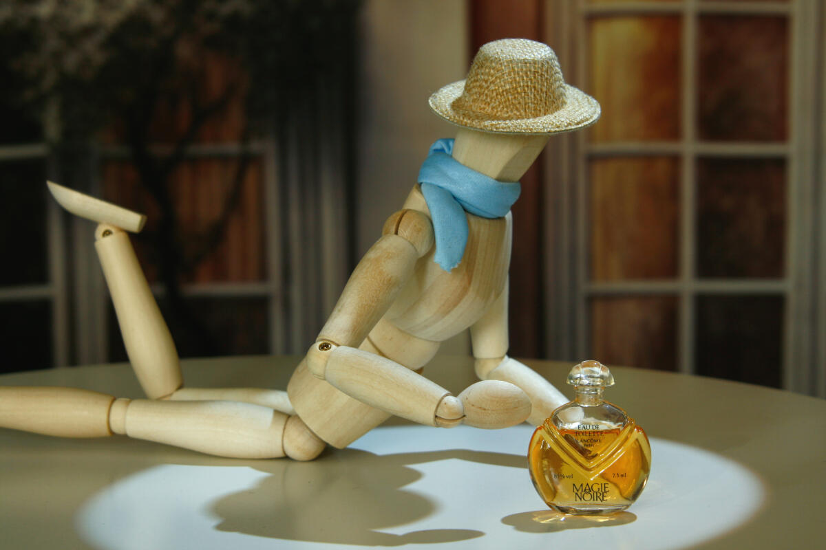 عطر ادکلن ماژی نوآر پرفیوم لَنکوم - Magie Noire Parfum Lancôme - بررسی، قیمت و خرید