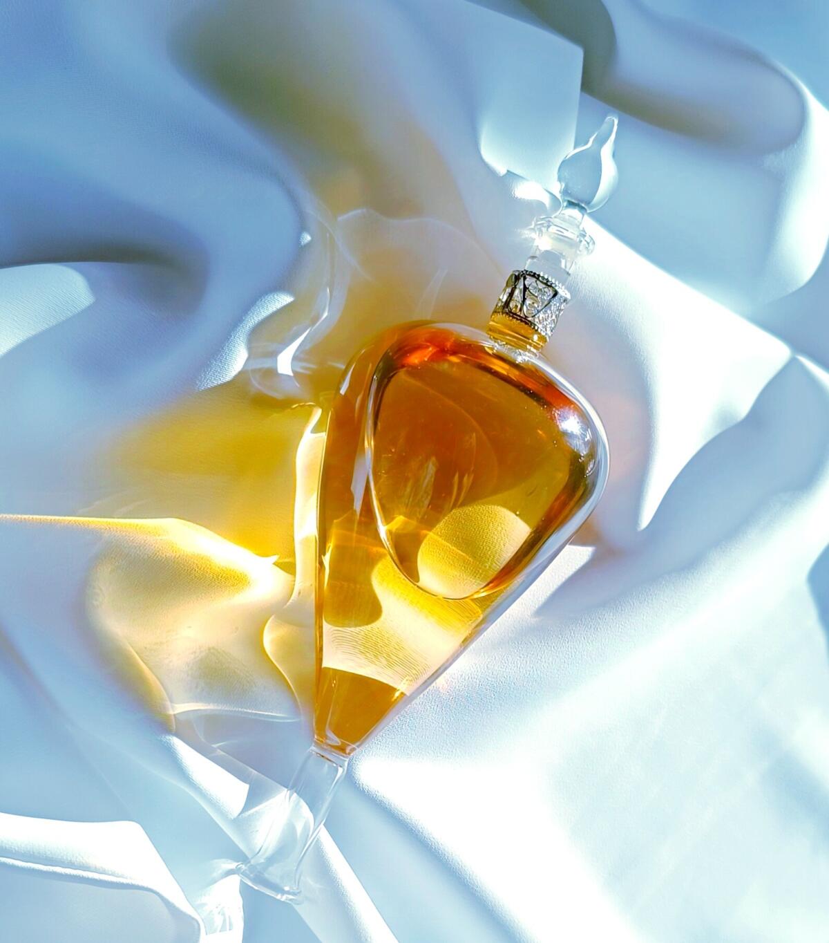 عطر ادکلن کاستادیوا استراتو نوبیل ۱۹۴۲ - Castadiva Estratto Nobile 1942 - بررسی، قیمت و خرید