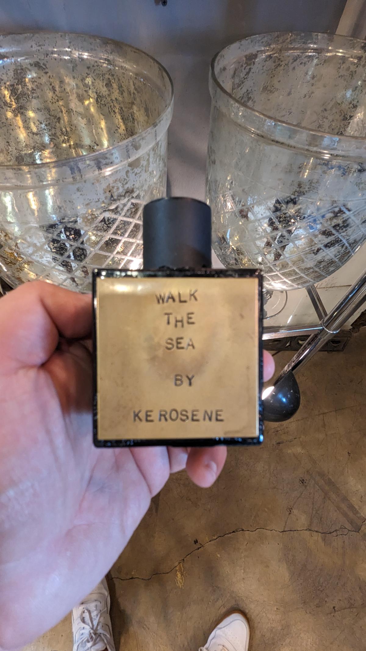 عطر ادکلن واک د سی کِروسین - Walk The Sea Kerosene - بررسی، قیمت و خرید