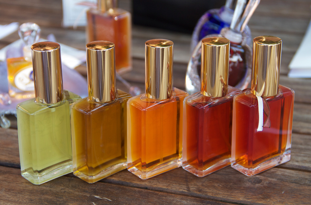 عطر ادکلن کنتسا جوآن بسِت - Contessa JoAnne Bassett - بررسی، قیمت و خرید