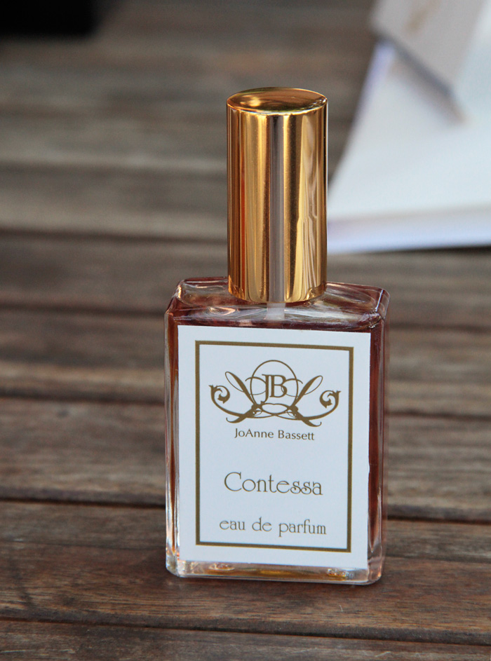عطر ادکلن کنتسا جوآن بسِت - Contessa JoAnne Bassett - بررسی، قیمت و خرید