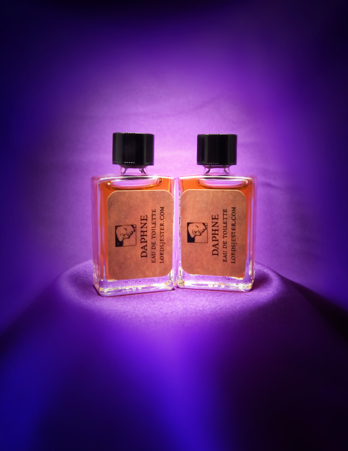 عطر ادکلن دَفنِ لوردز جستر - Daphne Lord's Jester - بررسی، قیمت و خرید