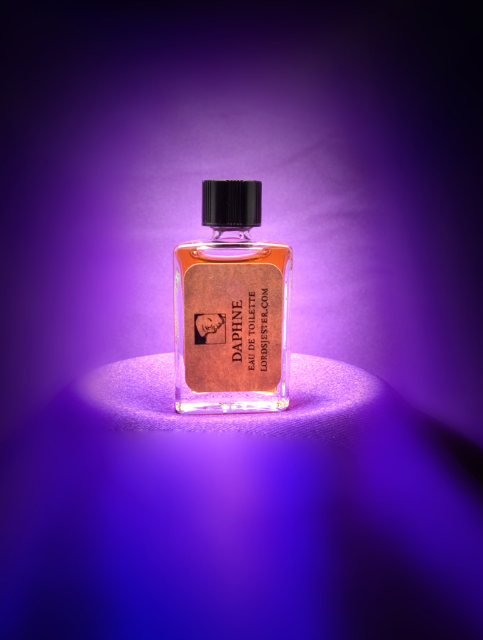 عطر ادکلن دَفنِ لوردز جستر - Daphne Lord's Jester - بررسی، قیمت و خرید