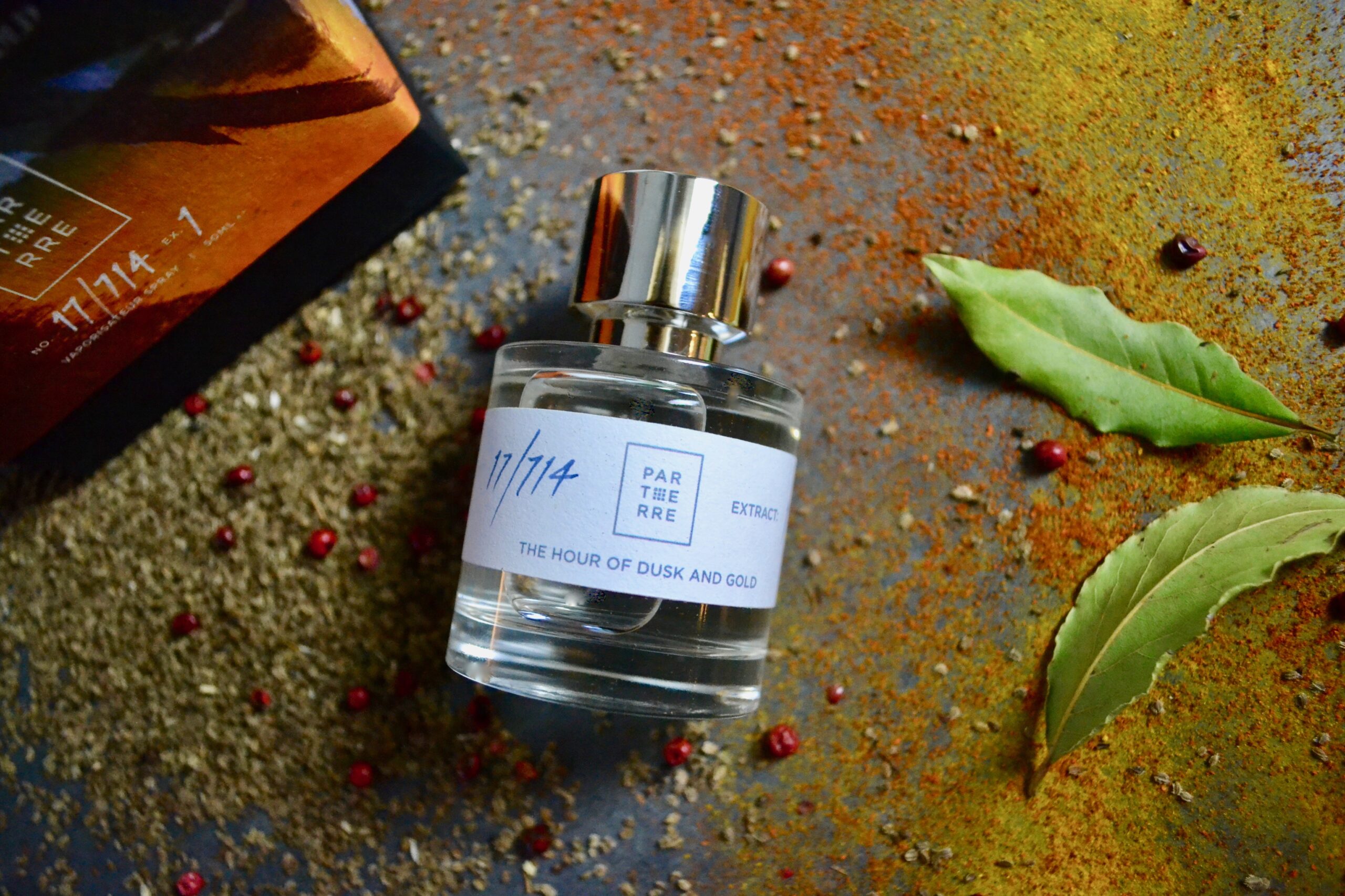 عطر ادکلن دِ آئِر آف داسک اند گُلد پارتِر - The Hour of Dusk & Gold Parterre - بررسی، قیمت و خرید