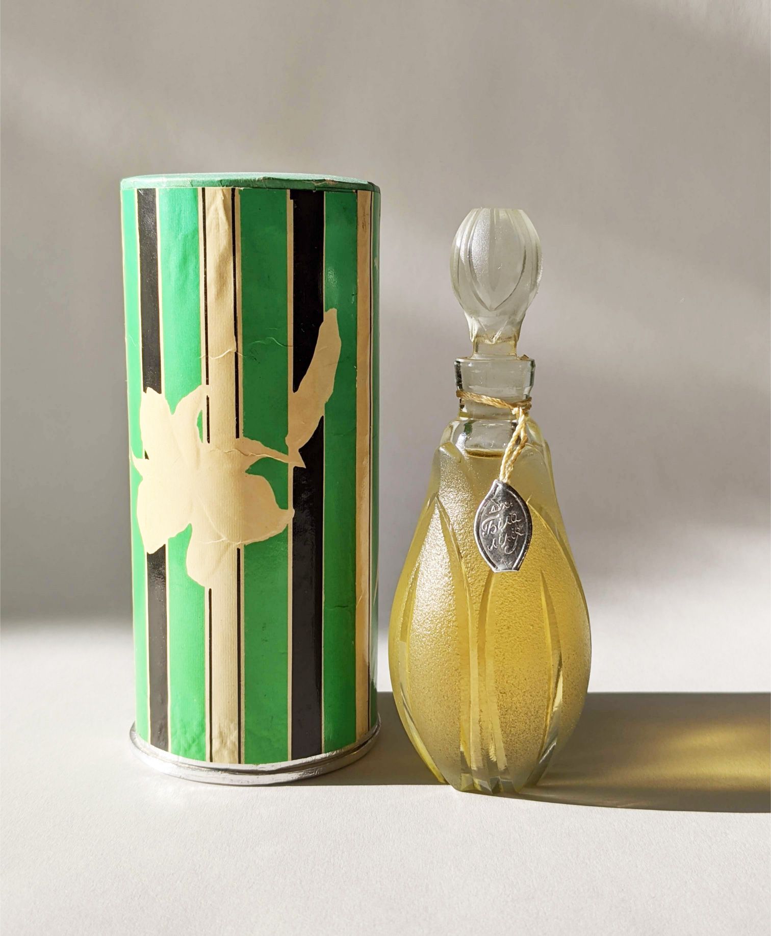 عطر ادکلن بـِلایا لـیلیا لیویو پرفیوم فکتوری - لوویفسکا پارفومرنا فابریکا - Белая лилия - White lily Lviv Perfume Factory - Львівська парфумерна фабрика - بررسی، قیمت و خرید