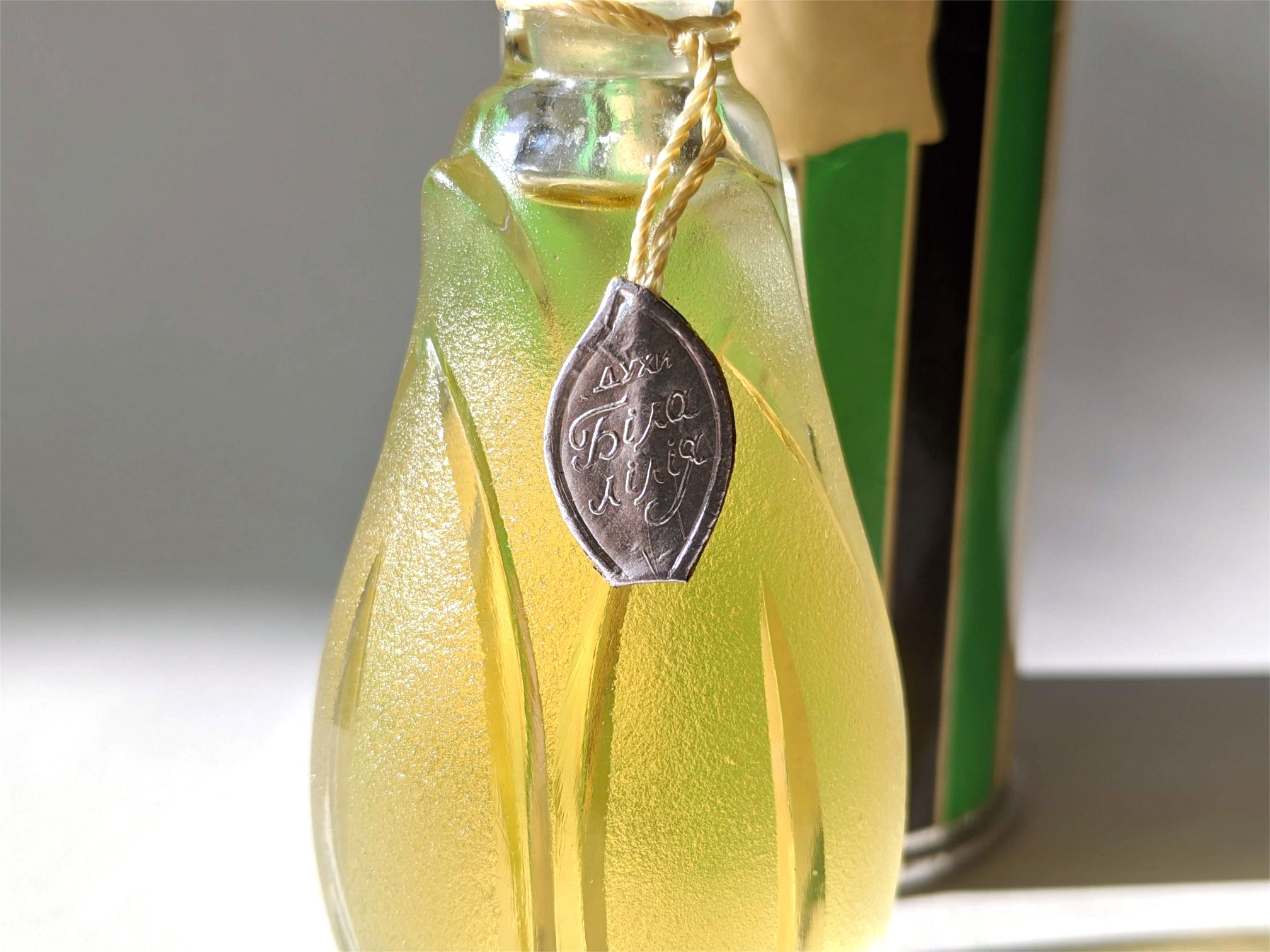 عطر ادکلن بـِلایا لـیلیا لیویو پرفیوم فکتوری - لوویفسکا پارفومرنا فابریکا - Белая лилия - White lily Lviv Perfume Factory - Львівська парфумерна фабрика - بررسی، قیمت و خرید