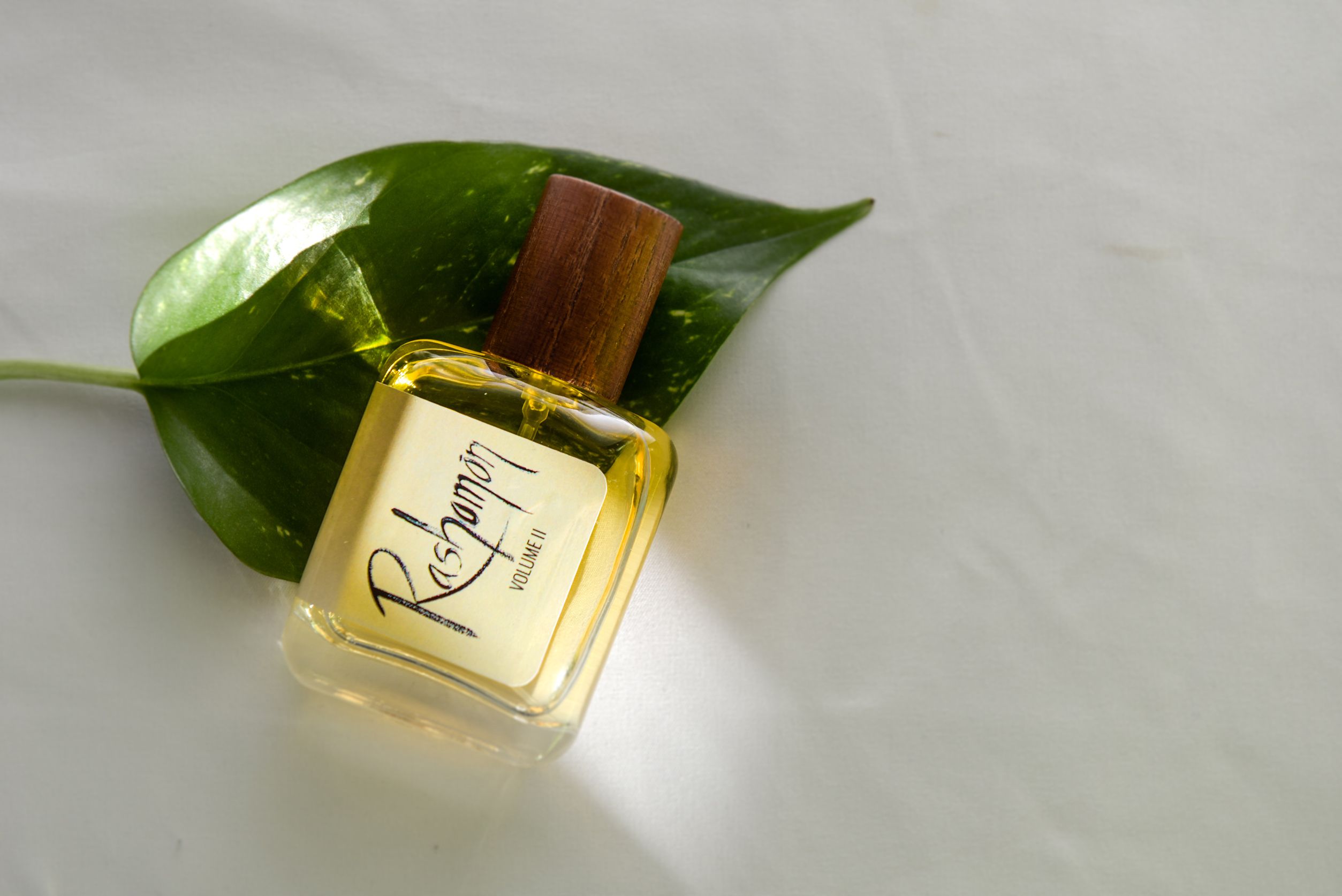 عطر ادکلن راشومون ولوم دو پارفومز کارمیک هوز - Rashomon Volume II Parfums Karmic Hues - بررسی، قیمت و خرید