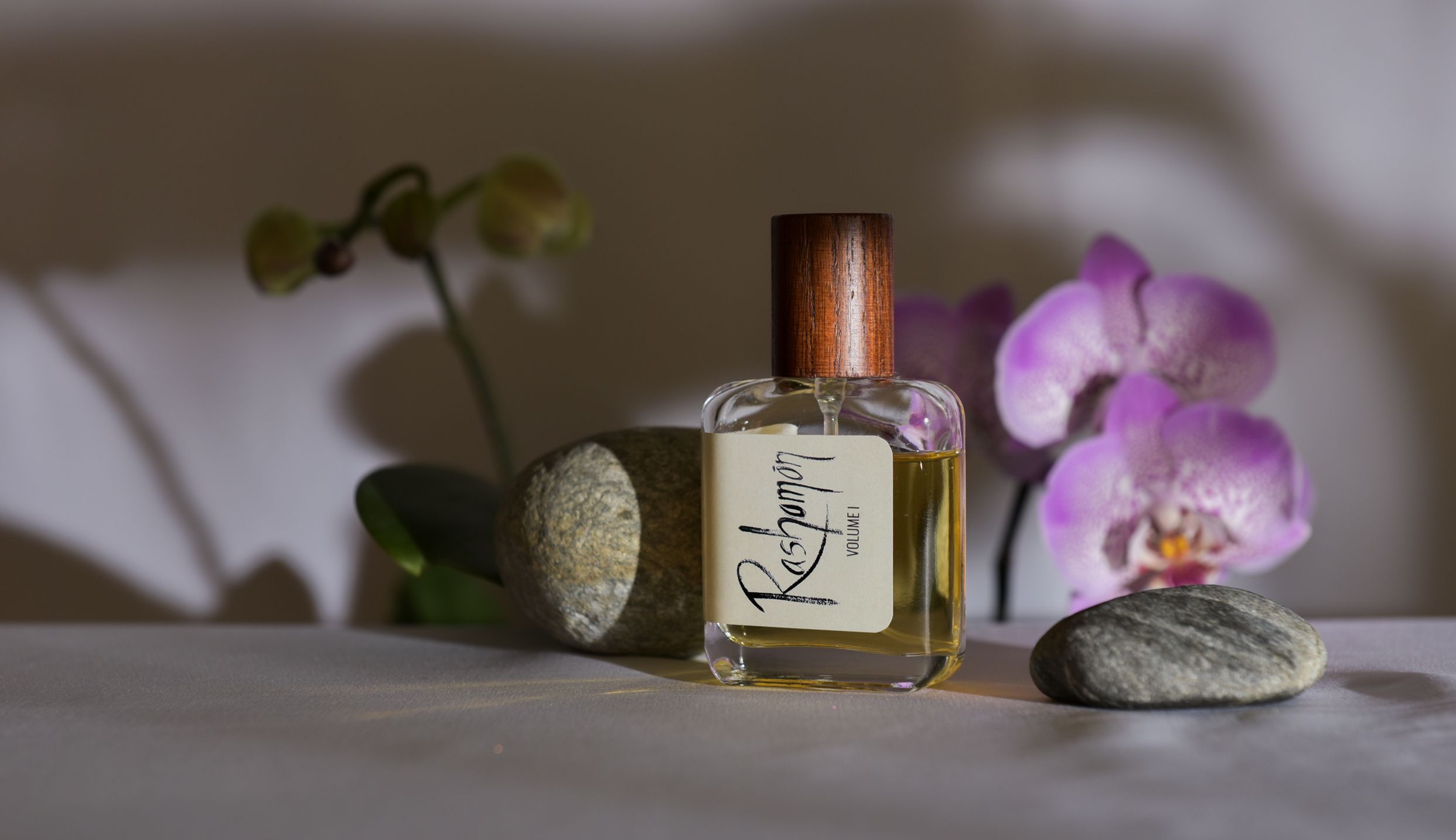 عطر ادکلن راشومون ولوم دو پارفومز کارمیک هوز - Rashomon Volume II Parfums Karmic Hues - بررسی، قیمت و خرید