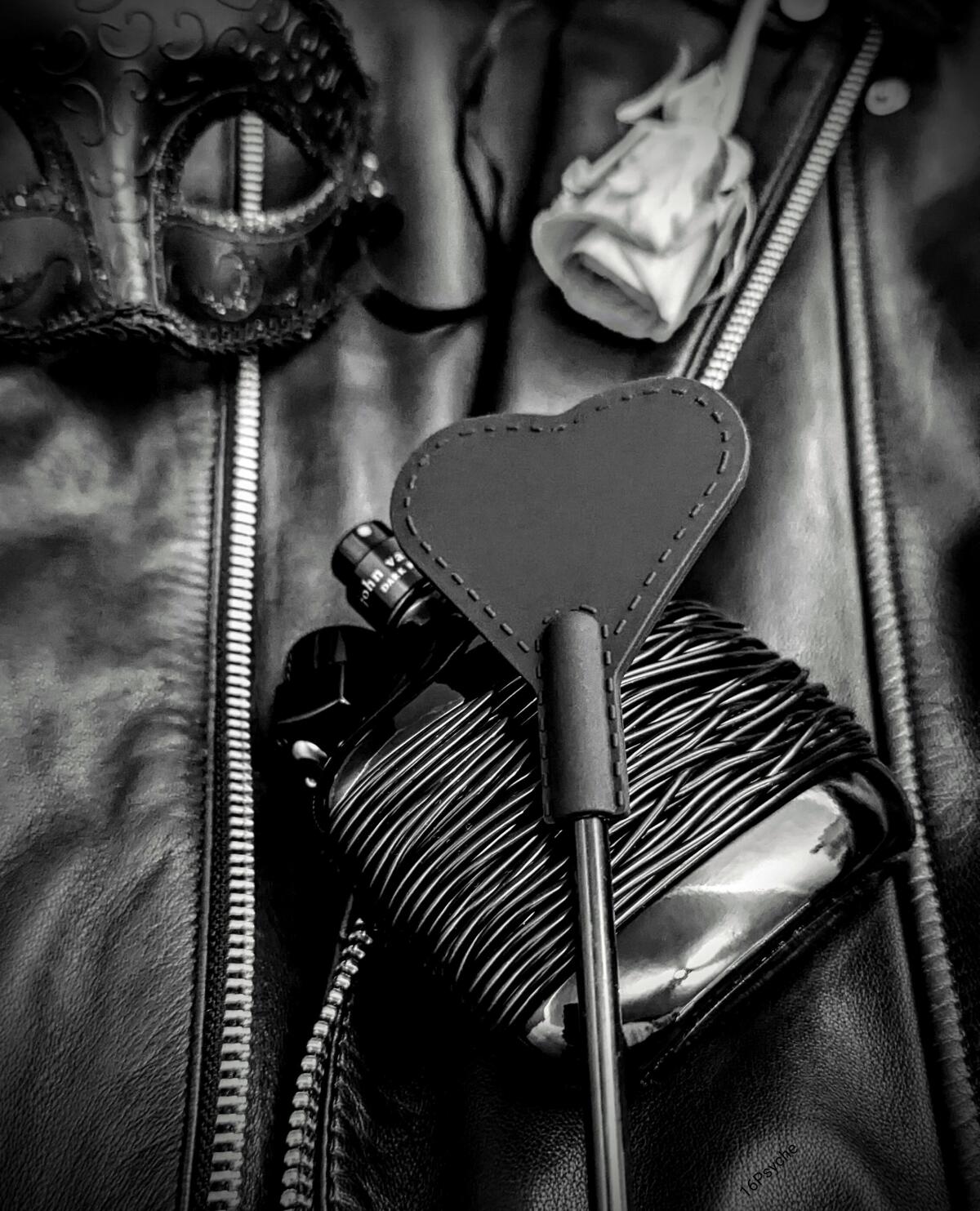 عطر ادکلن دارک ربل جان وارواتوس - Dark Rebel John Varvatos - بررسی، قیمت و خرید