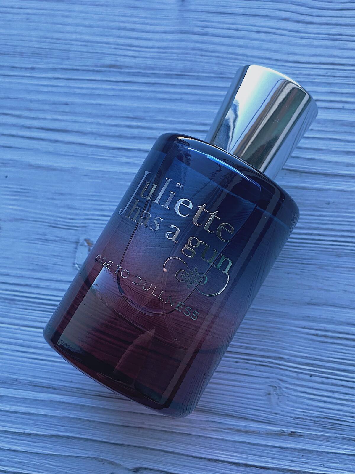 عطر ادکلن اود تو دالنس ژولیت هز ا گان - Ode To Dullness Juliette Has A Gun - بررسی، قیمت و خرید