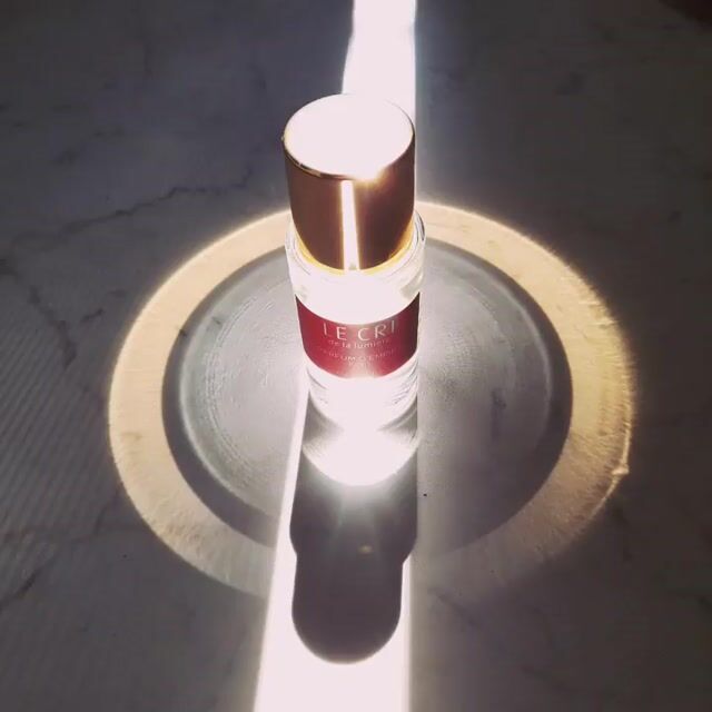 عطر ادکلن له کری د لا لومیر پرفیوم د امپایر - Le Cri de la Lumière Parfum d'Empire - بررسی، قیمت و خرید