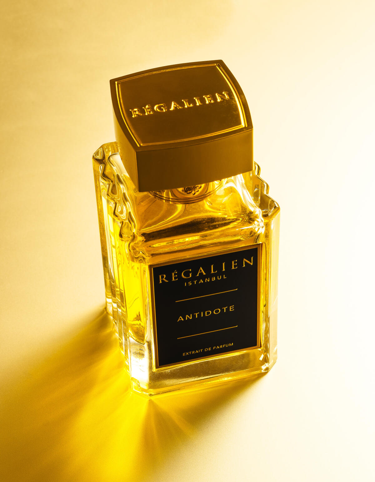 عطر ادکلن انتی‌دوت رگالین - Antidote Regalien - بررسی، قیمت و خرید